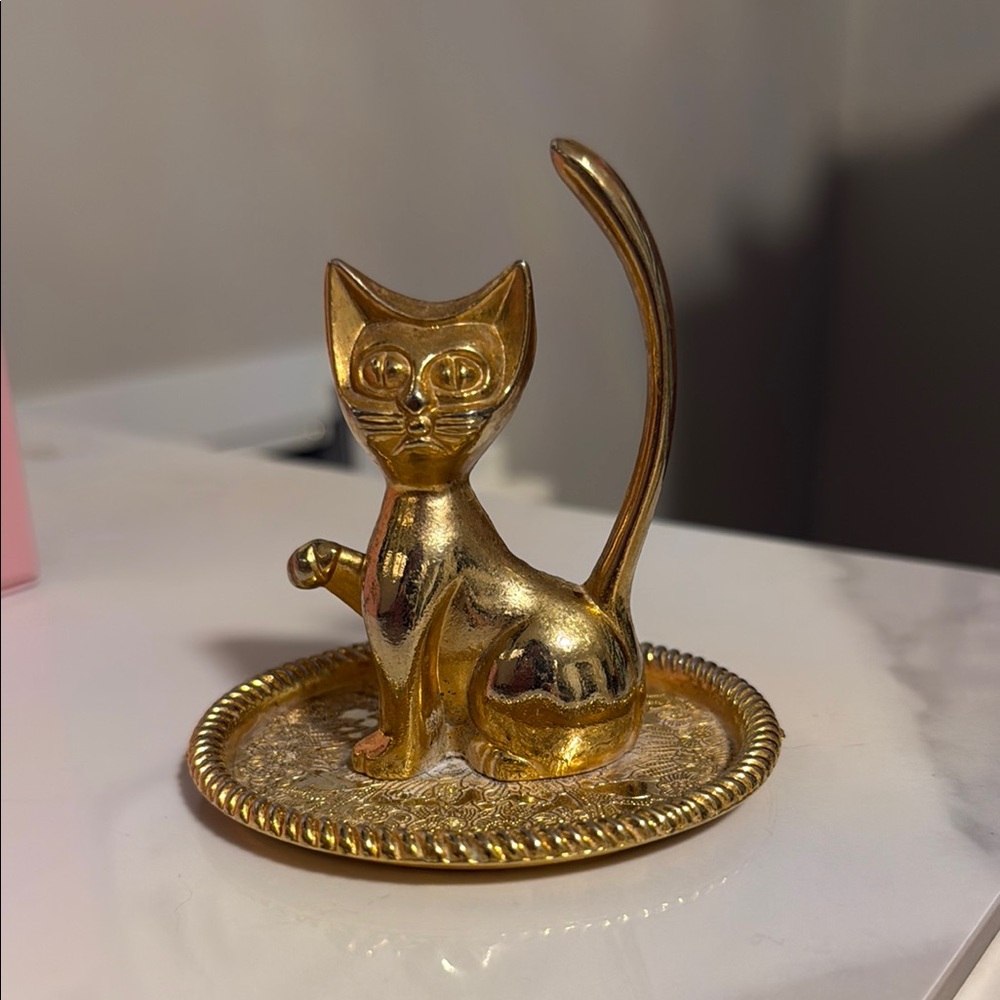 Elegant Gold Cat ring holder